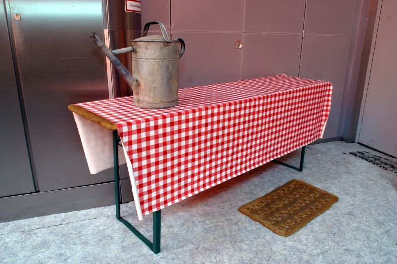 Heurigentisch mit Giesskanne